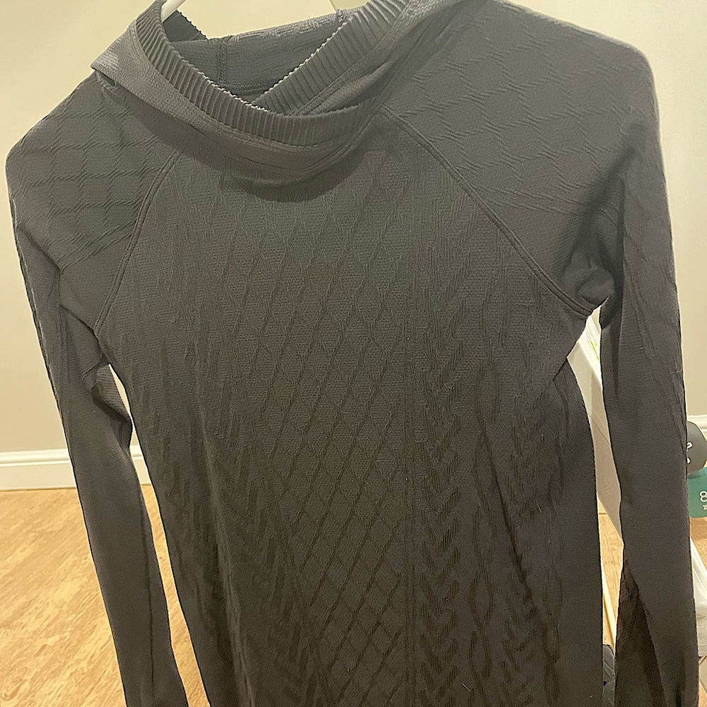 Lululemon size 4 pullover